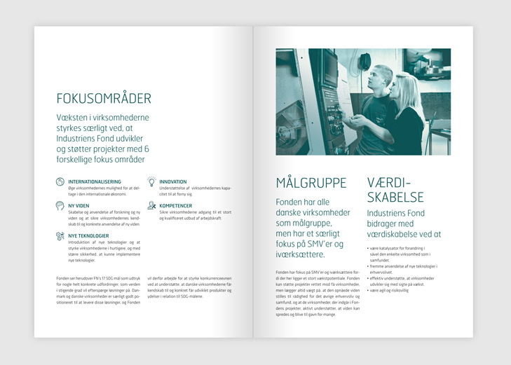 Layout eksempel på opslag fra strategi-folder. Venstre side har en tekst med overskriften Fokusområder og 6 underoverskrifter: Internationalisering, Ny viden, Nye teknologier, Innovation og Kompetencer. Hver af underoverskrifterne er illustreret med et ikon. Højre side har fokus på et stort billede af to unge mennesker der betjener en produktionsmaskine. De store overskrifter er Målgruppe og Værdiskabelse.