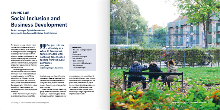Layout af opslag fra udgivelsen Community Based Living Labs South Harbour. Der er tekst pÃ¥ venstre side med overskriften Social Inclusion and Business Development og et fremhÃ¦vet citat. PÃ¥ hÃ¸jre side er der kun et stort billede der forestiller en bÃ¦nk set bag fra. BÃ¦nken stÃ¥r pÃ¥ en grÃ¦splÃ¦ne. I baggrunden ses et lejlighedkompleks i mursten. PÃ¥ bÃ¦nken sidder en familie med far, mor og barn.