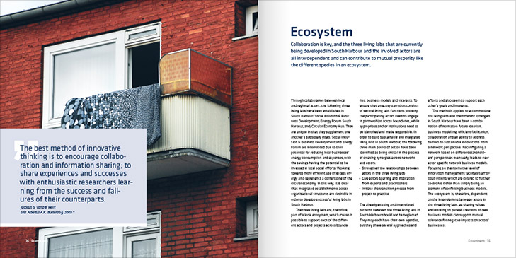 Layout af opslag fra udgivelsen Community Based Living Labs South Harbour. Venstresiden et et stort billede af en altan i et lejlighedskompleks bygget af mursten. Der hÃ¦nger en dyne til luftning ud over altanen. En  boks med et citat dÃ¦kker venstre side af billedet. HÃ¸jre side er en tÃ¦t tekst med overskriften Eco System.