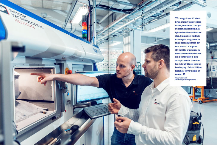 Danish AM Hub, Additive Manufacturing Magazine, Layout af dobbeltopslag med stort billede af en 3D print maskine fra Dansk Teknologisk Institut
